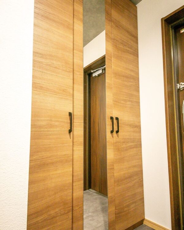 収納力と広がりを実現した玄関収納リフォーム